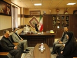 فرماندار ری با خانواده اولین پزشک شهید مدافع سلامت شهرری دیدار کرد